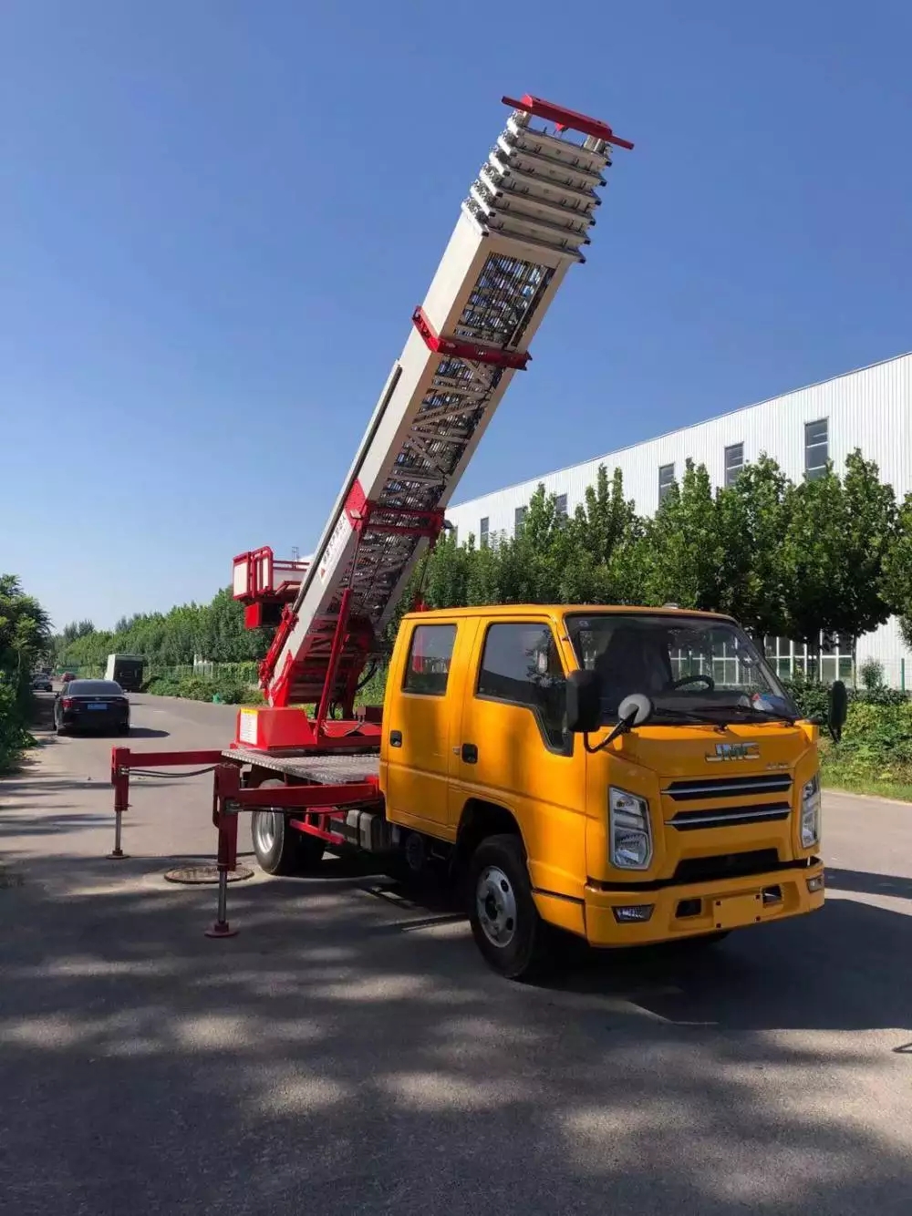 莆田附近的云梯车出租服务：轻松解决高空作业需求